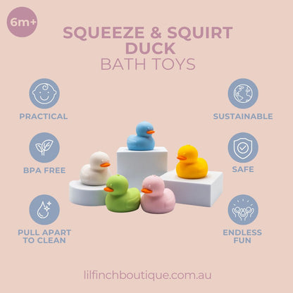 Squeeze & squirt duck bath toys set on beige box with icons and age 6m+