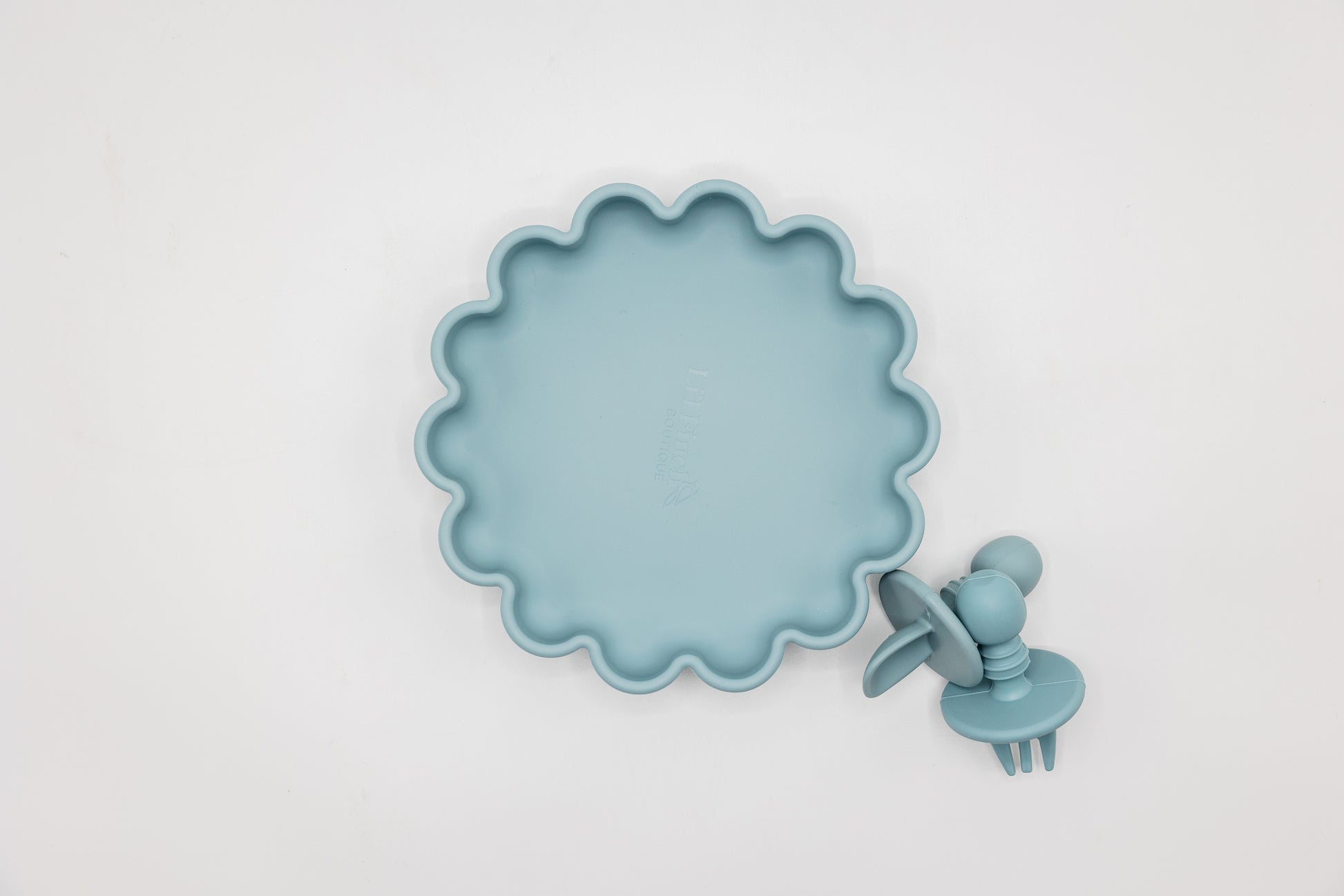 Soft edges on silicone plate for safe handling, ideal for toddlers.