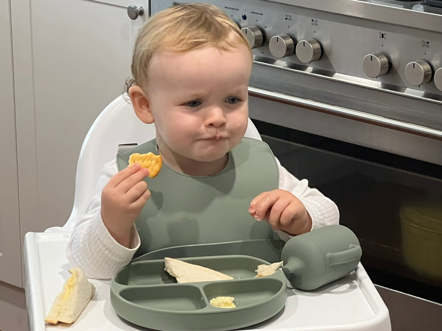 Child eating with silicone suction dinnerplate 