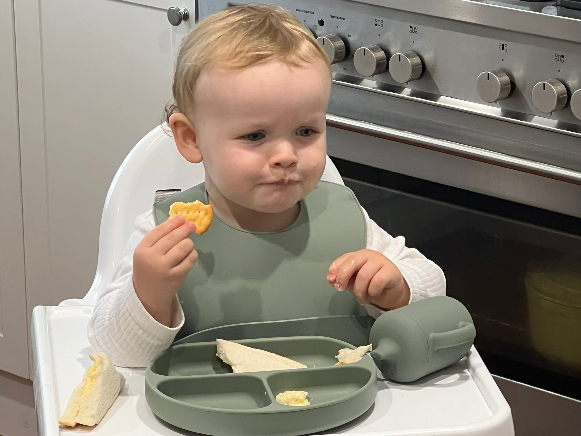 Child eating with silicone suction dinnerplate 