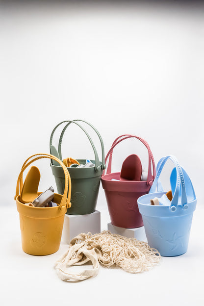 Sand moulding beach set with four colorful buckets and a beige mesh sand bag